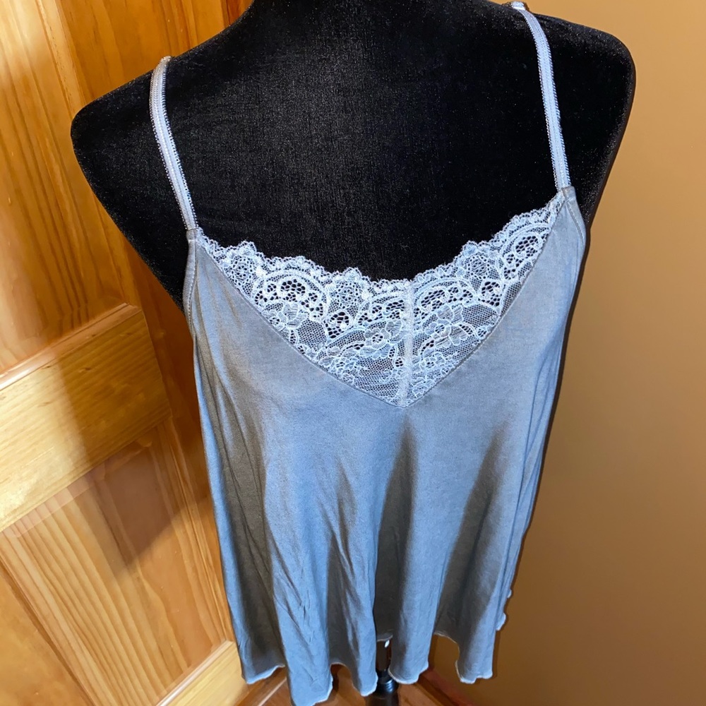Gray lace tank with adjustable straps NEW (NWOT)💫
